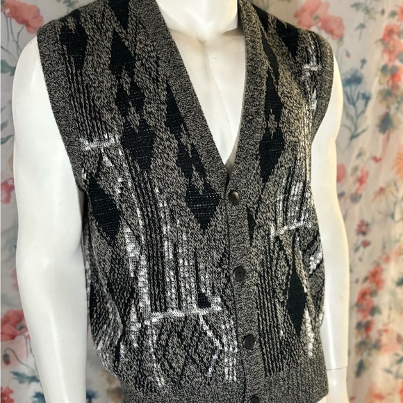 Vintage Men's Black and Gray Argyle Vest - Picture 3 of 8
